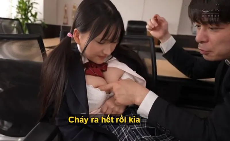 Ba năm trời, thầy giáo rèn luyện cô học trò ngực khủng thành "hũ đựng tinh"